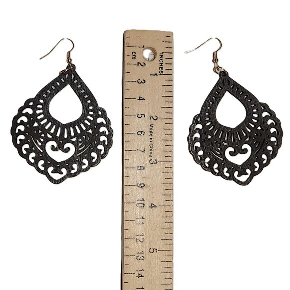 ❤️ 4/$20 New wood carved earrings Lightweight dangle Black oval swirls funky - Picture 2 of 3